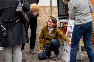 Judith Bremer explains the details of the project in front of an information board at the GeoLaB project booth at the Rimbacher Herbst.