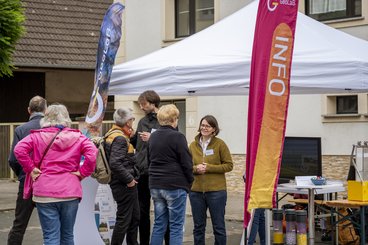 The GeoLaB team in conversation with citizens in front of their booth at the Rimbacher Herbst