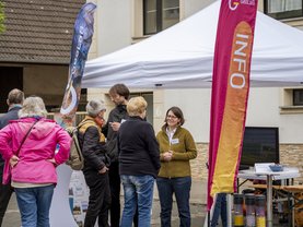 Das GeoLaB Team im Gespräch mit Bürgerinnen und Bürgern vor ihrem Stand auf dem Rimbacher Herbst