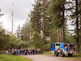 Seismische Exkursion auf der Tromm mit Vibri-Truck und Geophonen