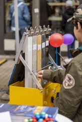 Setup of an experiment with several types of rocks at the GeoLaB project booth at the Rimbacher Herbst