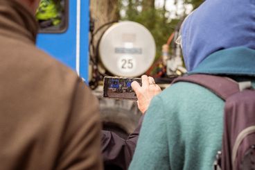 Tromm-Exkursion 2024 - Besucher fotografieren Truck