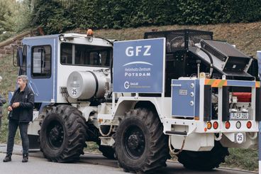 Prof. Sass vor dem Vibro-Truck des GFZ