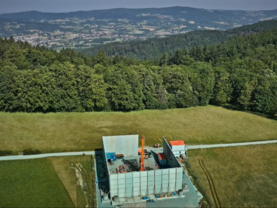 Filmausschnitt - Drohnenaufnahme des Bohrplatzes